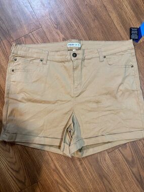 MeriSkye Tan Chino style Shorts. Mid-rise. Size 22. NWT